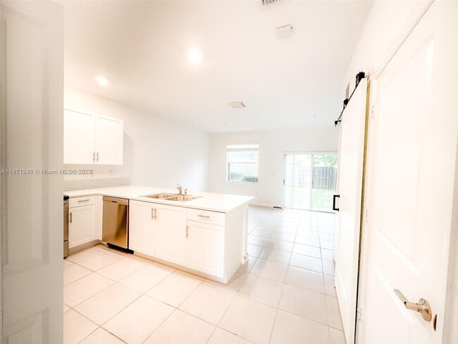 1486 SE 26th Terrace unit key gare, Homestead, FL 33035 - photo 4