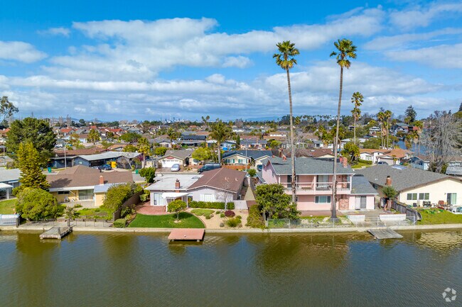 There are homes in South Shore that are placed right by the canal.