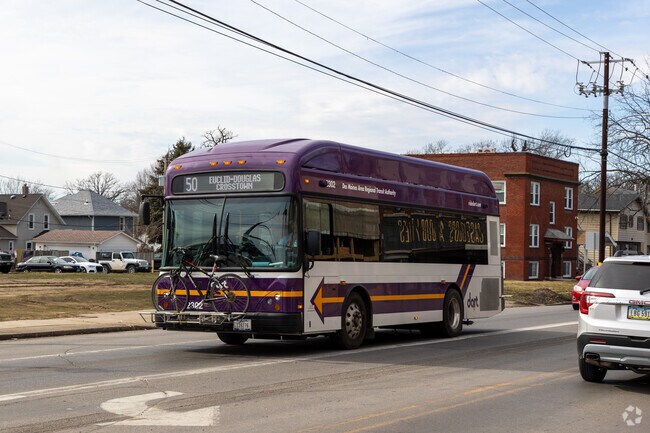 The DART bus system gives Oak Park residents easy access to the rest of the city.