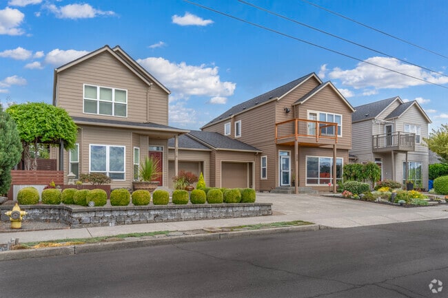 Sleek new builds gaze toward the Columbia River in Hudson's Bay.