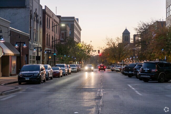 Shopping, entertainment, and dining in downtown Decatur are a short drive from Lakeridge.