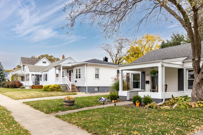 Folk Victorians, bungalows and ranch-style homes are the most common in South Hill.