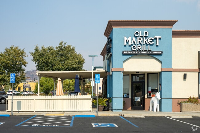 Old Market Grill is a counter-service café with comfortable seating serving wraps, and burgers.