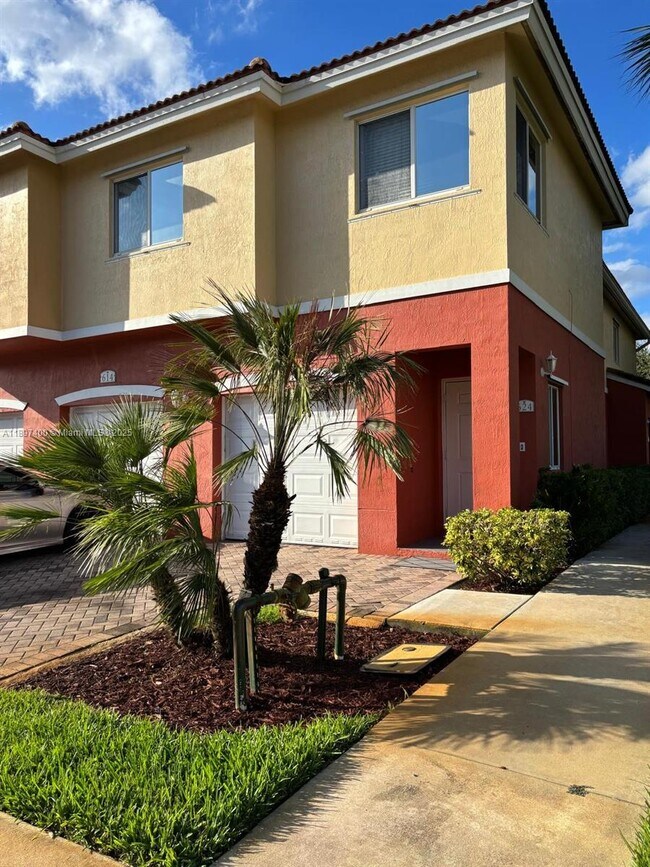 3310 Palomino Dr, Hollywood, FL 33024