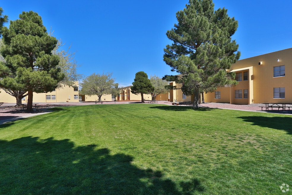 La Mirada Apartments 10550 St, El Paso, TX