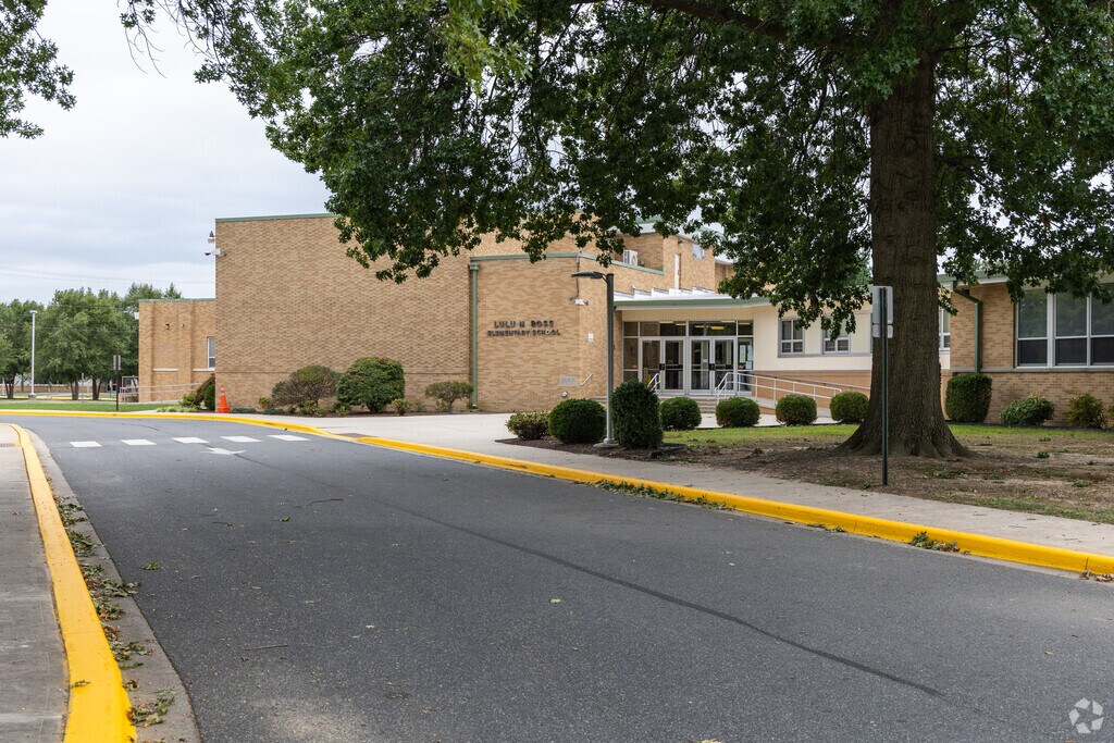 Lulu Ross Elementary School received a B- rating from Niche.