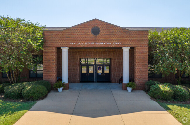 Wynton M. Blount Elementary has a 17.2 students to teacher ratio.