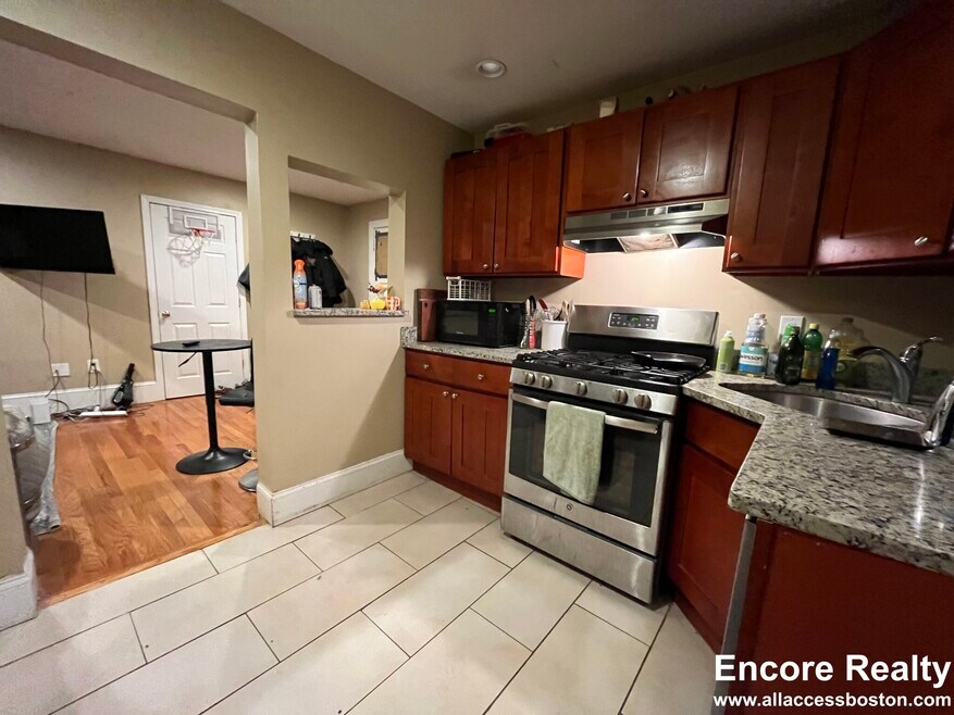 36 Euston St unit 12-1, Brookline, MA 02446 - photo 1