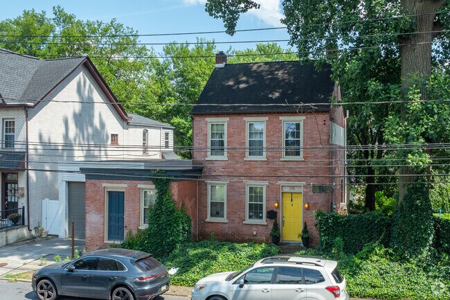 A few single family homes in Musser Park offer attached garages.