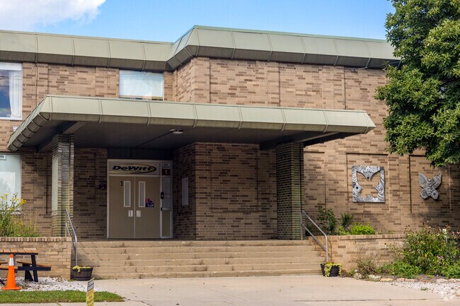 Gordon Dewitt Elementary School
provides education to the little residents in the neighborhood.