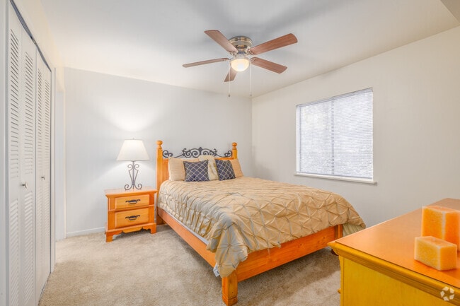 2BR, 2BA - 874SF - Bedroom
