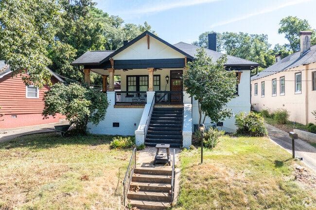 Cottage-style homes in Macon’s North Highlands offer quaint charm and distinctive features.