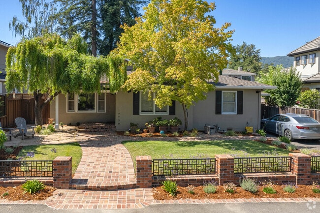 Customize your yard with a unique fence concept in Monte Sereno.