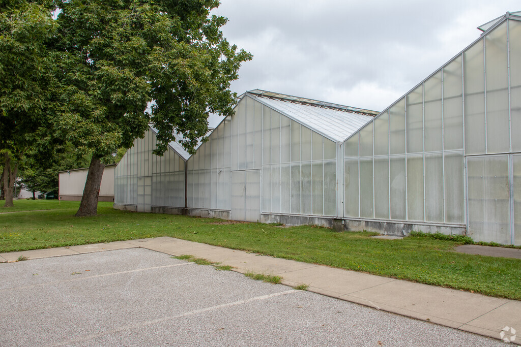 Washington Park Environmental Studies Academy provides education in 
Newburgh Heights