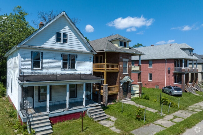 Large duplexes and colonials in Northwest Goldberg.