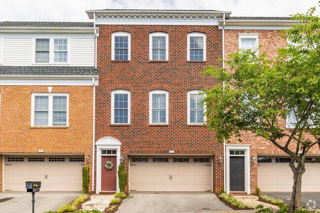 Condos are available to live in Franklin-Colonial.