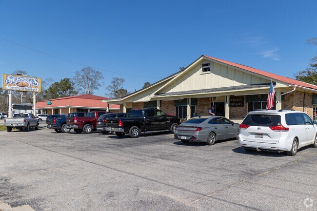 There are some mom-and-pop dining options in Bay Minette, like Street's Seafood.