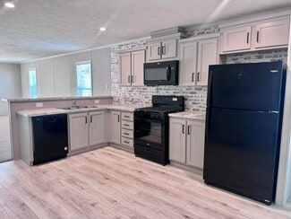 17060 Canterbury Cir, Holly, MI 48442