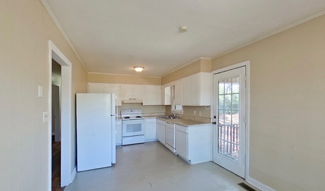 1930 Wayne Ln, Fayetteville, NC 28304 - photo 3