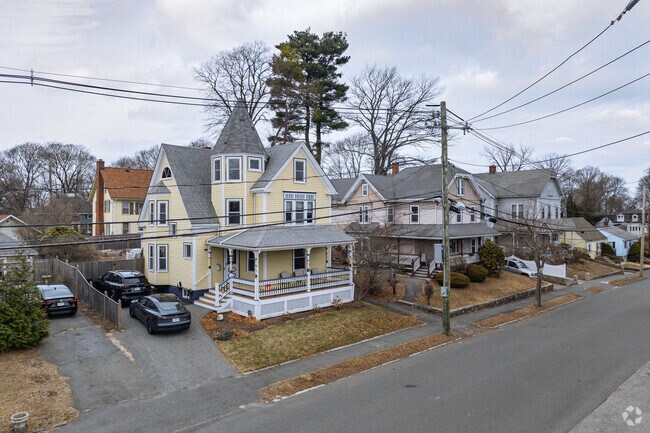 Different homes of all shapes and sizes are found next to one another in Nobility Hill.