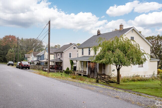 A variety of home styles are present in Reade.