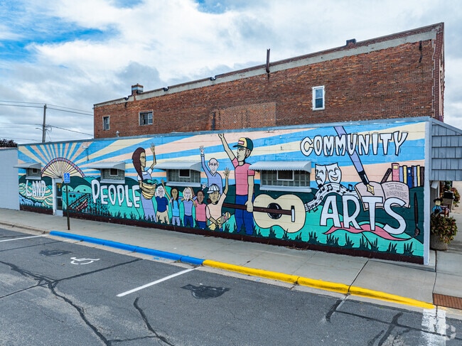 Downtown Plainview has a mural commemorating the local art scene.
