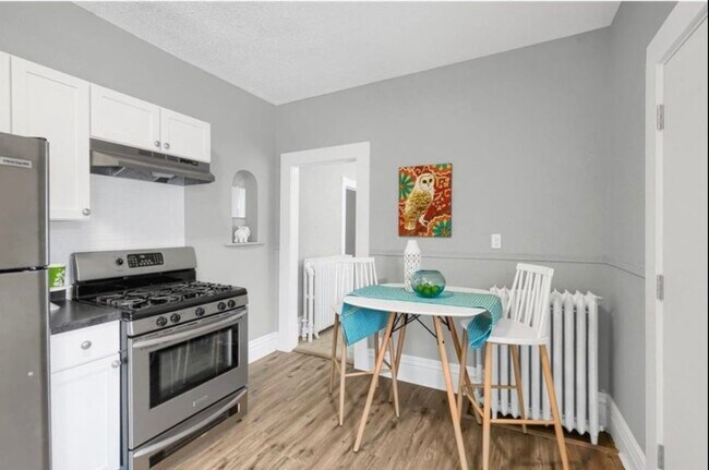 1055 7th St W unit Modern 2 bed 1 bath, Saint Paul, MN 55102 - photo 5