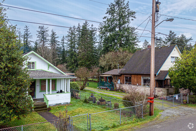 New traditional, multistory homes from the 1980s are common in Landsburg.