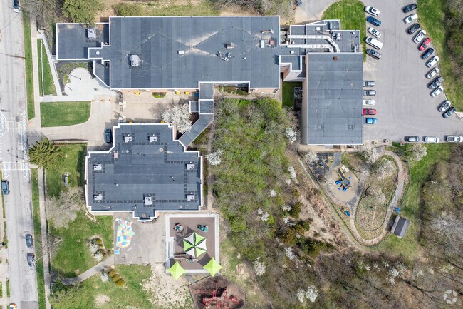 Grandview Elementary School is surrounded by the walkable neighborhood of Fort Thomas.