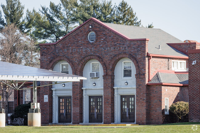 Hawthorne Elementary School in Teaneck, NJ gets a rating of B- from Niche.