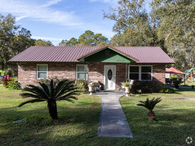 There are many small ranch-style homes in the neighborhood.