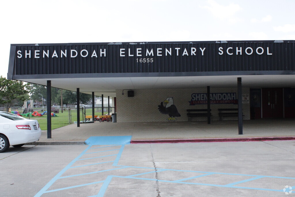 Main Entrance to Shenandoah Elementary School in Shenandoah, Baton Rouge LA