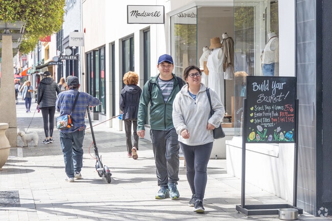 Skyfarm residents love the shopping options in Downtown Burlingame.