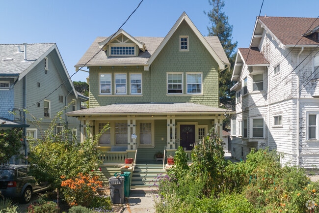 Large single family homes line the streets of Adams Point.