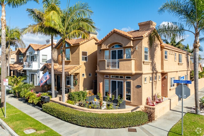 Two story beach style homes are well kept in Yorktown.