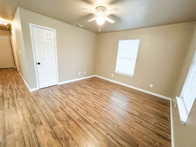 614 W Peach St, Angleton, TX 77515 - photo 2