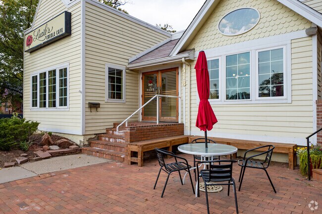 You can have a brunch at Lucile's Creole Café at Kensington.