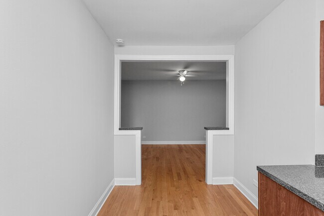 3720 N Pine Grove Ave unit 3720-W3, Chicago, IL 60613 - photo 5