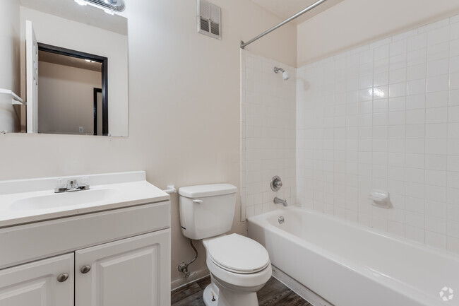 2BR, 2BA - 945 SF