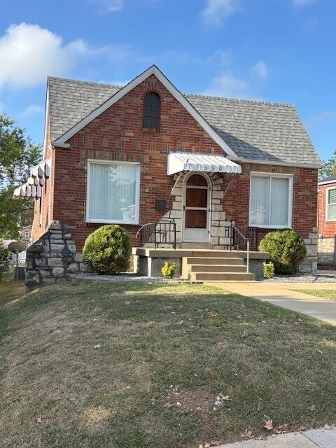 330 Geneva Dr, Saint Louis, MO 63125