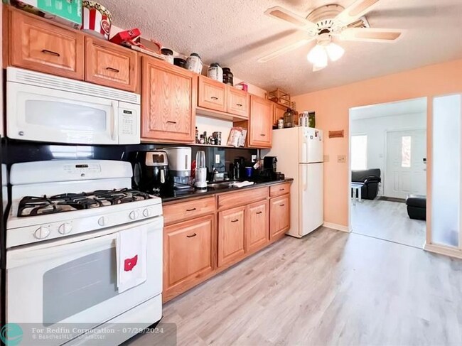 5140 NE 3rd Ave unit Front, Fort Lauderdale, FL 33334 - photo 6