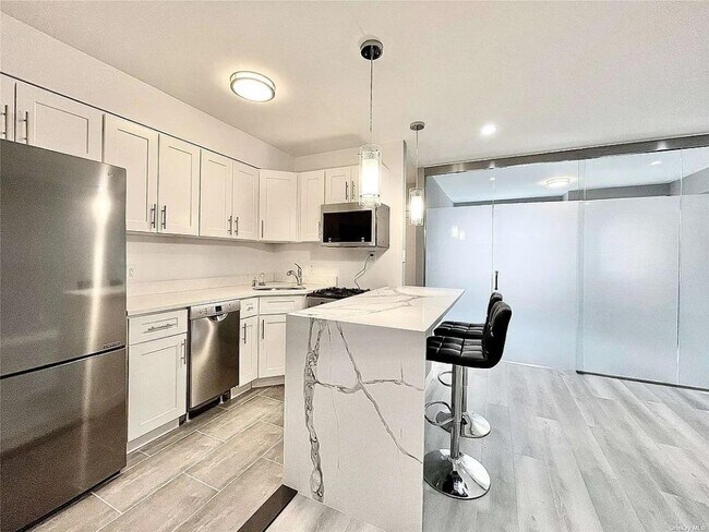 170 W 23 St unit 2Q, New York, NY 10011 - photo 4