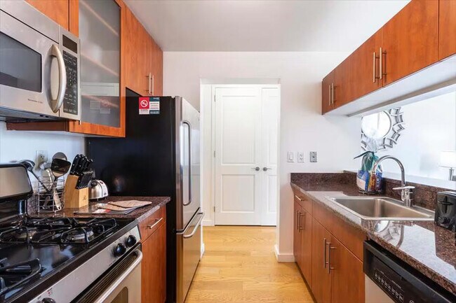 254 W 54th St unit ID1016198P, New York, NY 10019 - photo 4