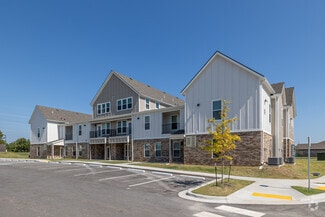 130 N Cedar St, Centerton, AR 72719