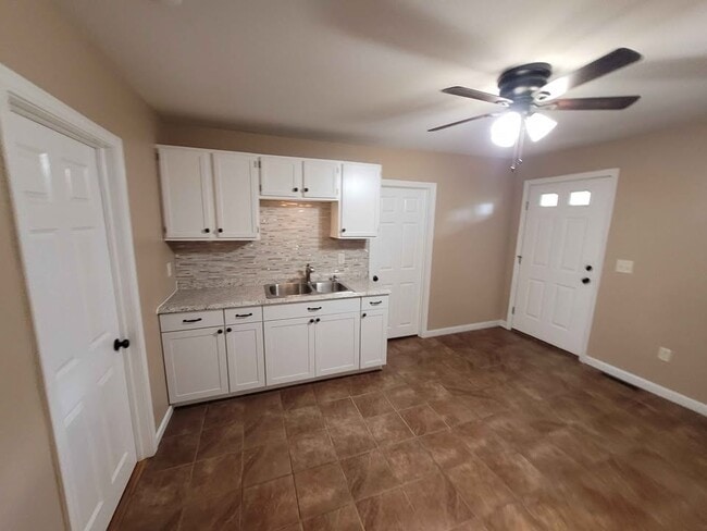 391 Putnam Pike unit C, Dayville, CT 06241 - photo 3