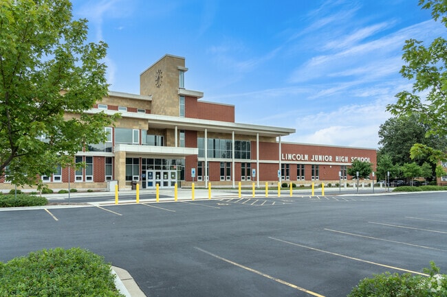 Lincoln Junior High School has an average student to teacher ratio of 12 to 1.