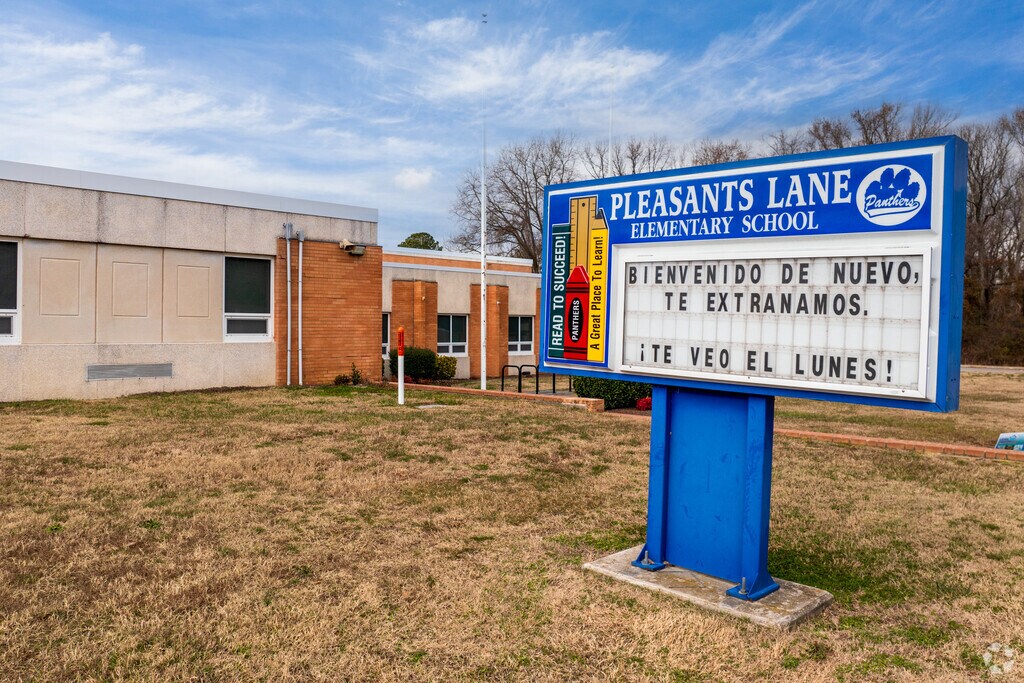 The entrance to Pleasants Lane Elementary School.