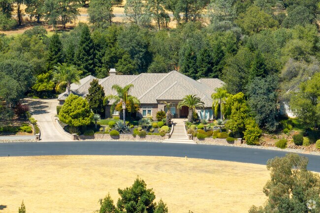 Residents of Tierra Oaks enjoy wide and clean streets.