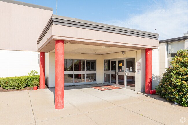 Locals love Hamilton Elementary School for it's convenient location and great staff.