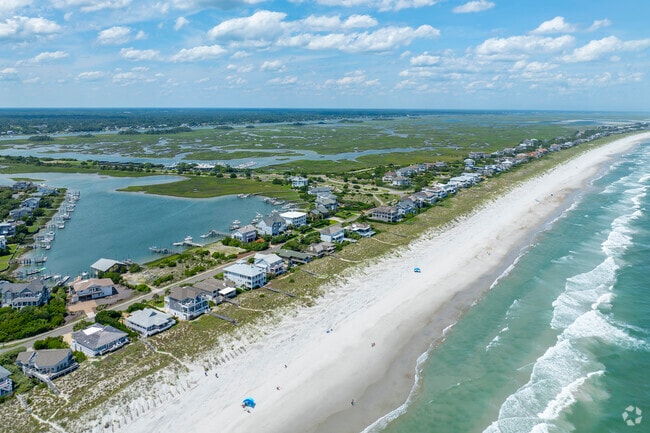 Residents of Figure 8 Island enjoy uncrowded beaches, serene waters, and a tranquil lifestyle away from the hustle and bustle.